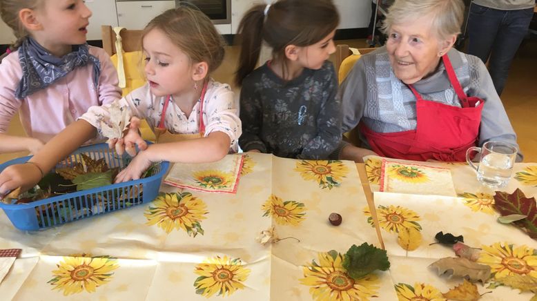 Trubel im Altenheim - Wie Kinder und Senioren voneinander profitieren